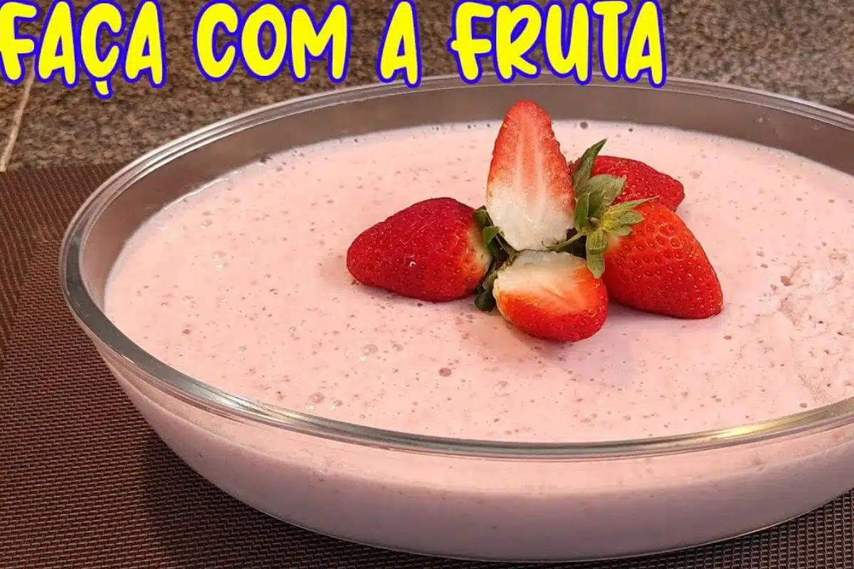 Mousse de morango com fruta natural