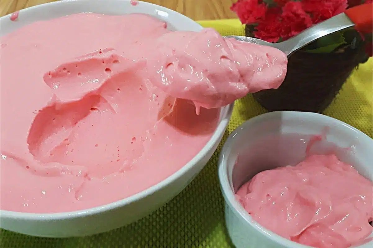 Mousse de morango refrescante