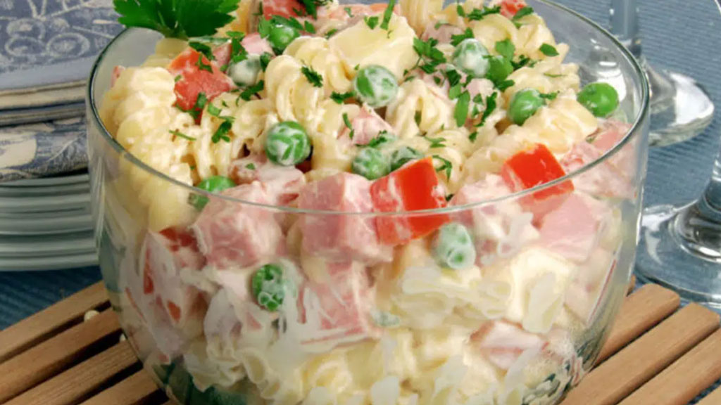 Salada de macarrão com presunto e queijo