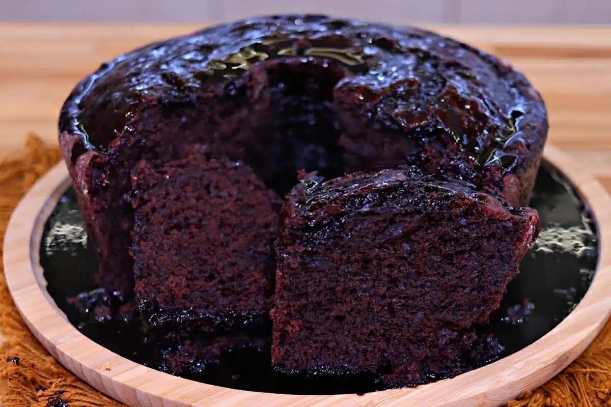 Bolo de chocolate sem ovos e leite