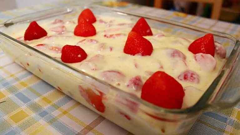 Gelado de creme com morango