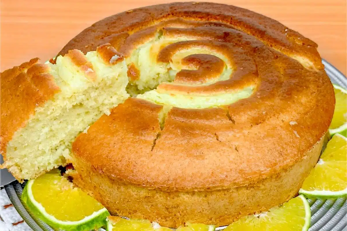 Bolo de laranja com cobertura